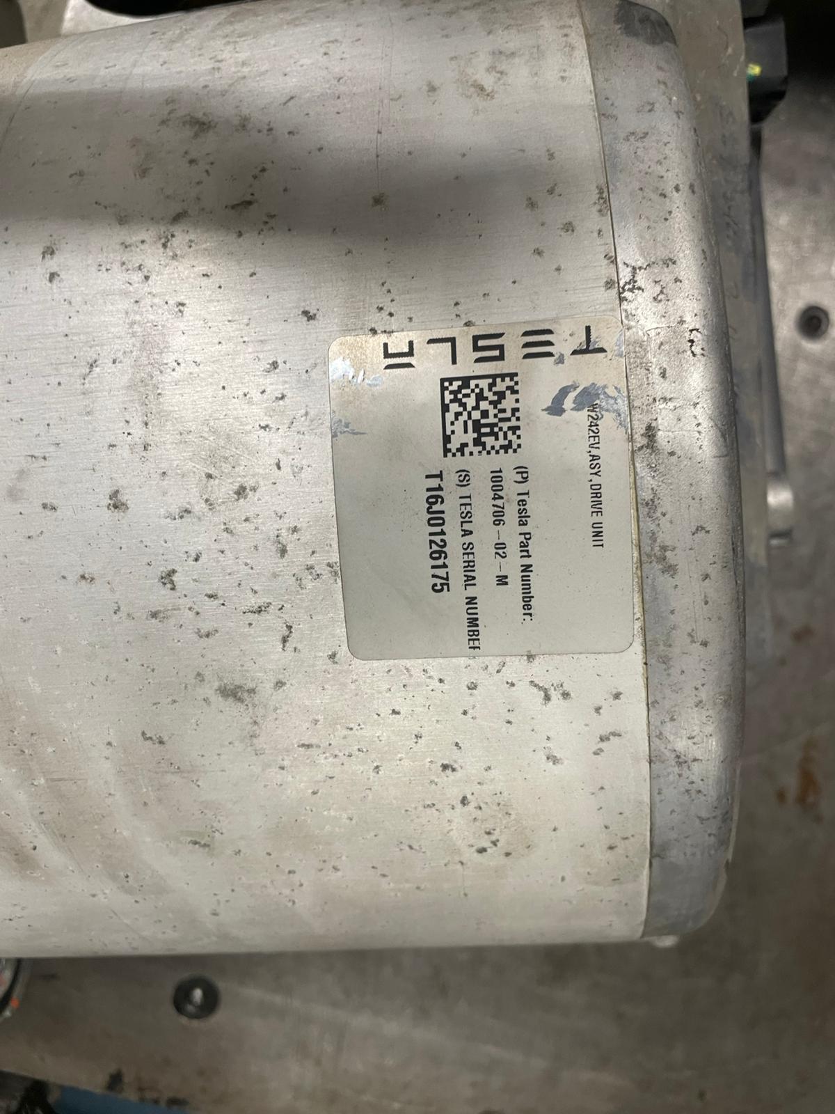 Tesla Part Number Label auf Drive Unit — 1004706-02-M