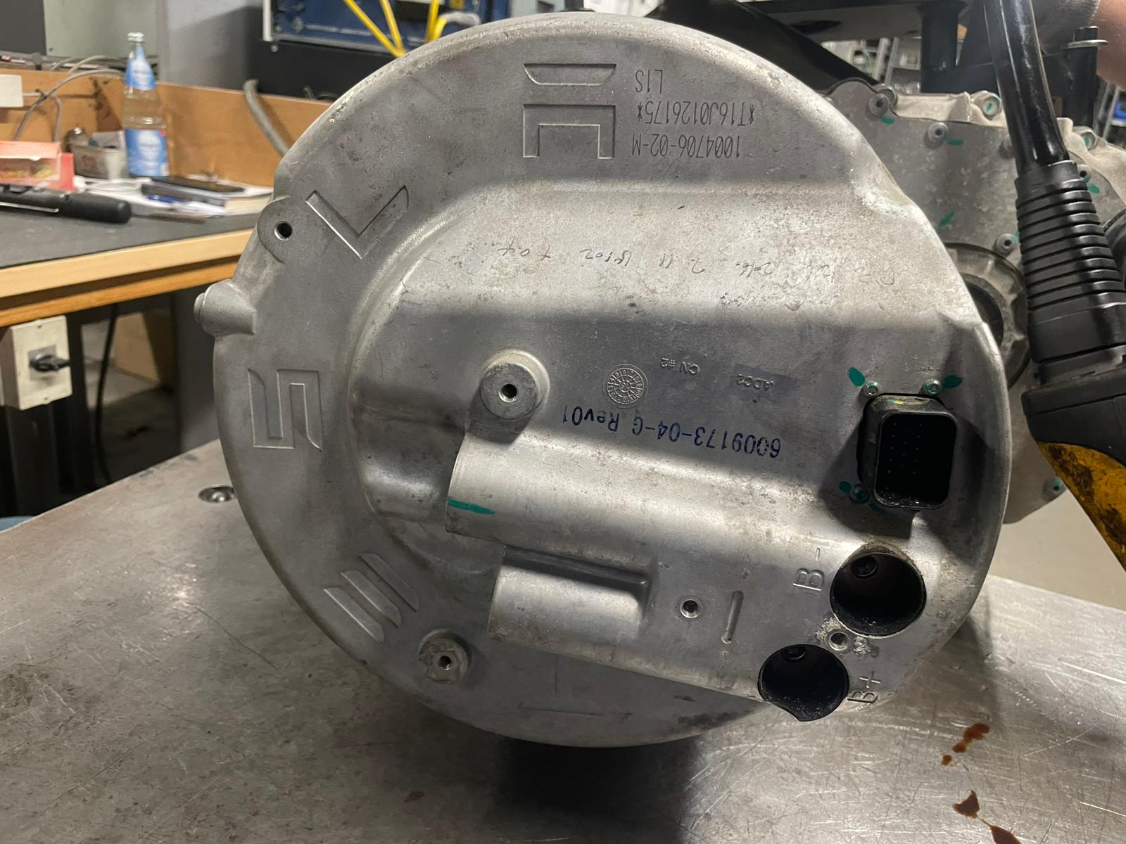 Tesla Drive Unit auf Werkbank bei ESDI EV Technologies Herford