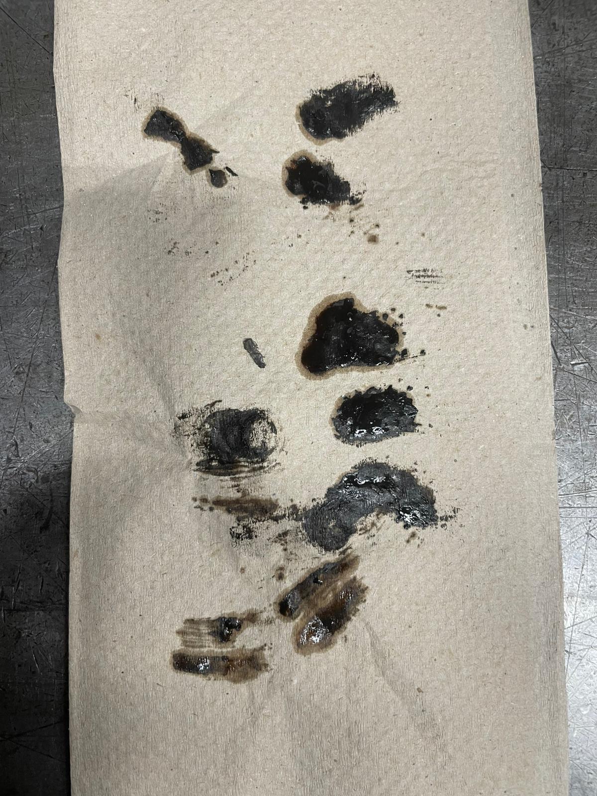 Metallabrieb und Ölschlamm aus Mercedes B250e Getriebe auf Papiertuch