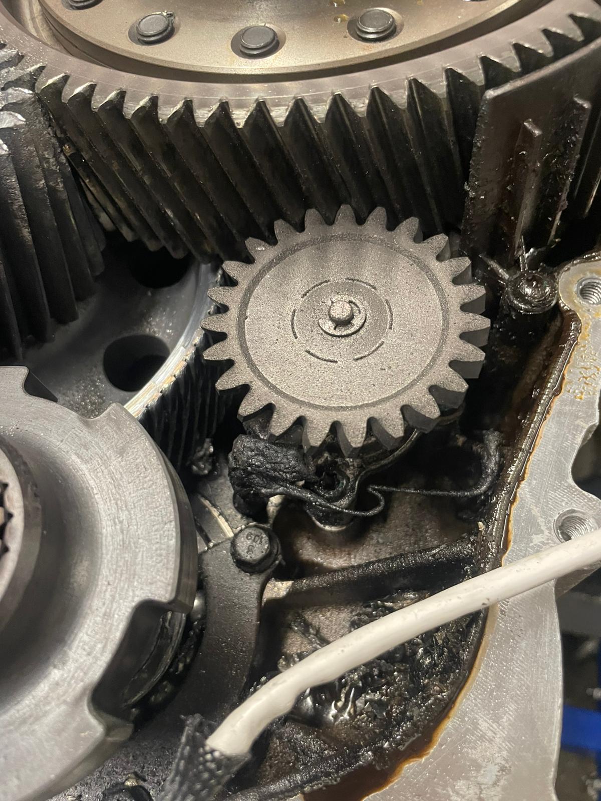 Ölablassstopfen mit Metallschlamm einer Mercedes B250e Drive Unit