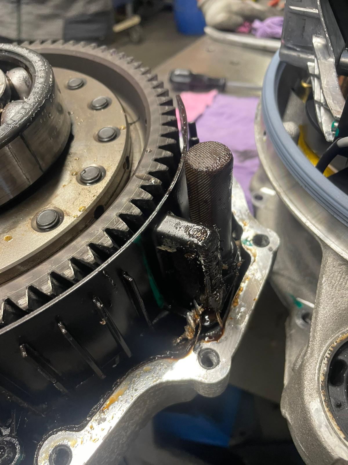 Zerstörtes Kugellager einer Mercedes B250e Drive Unit mit Metallabrieb