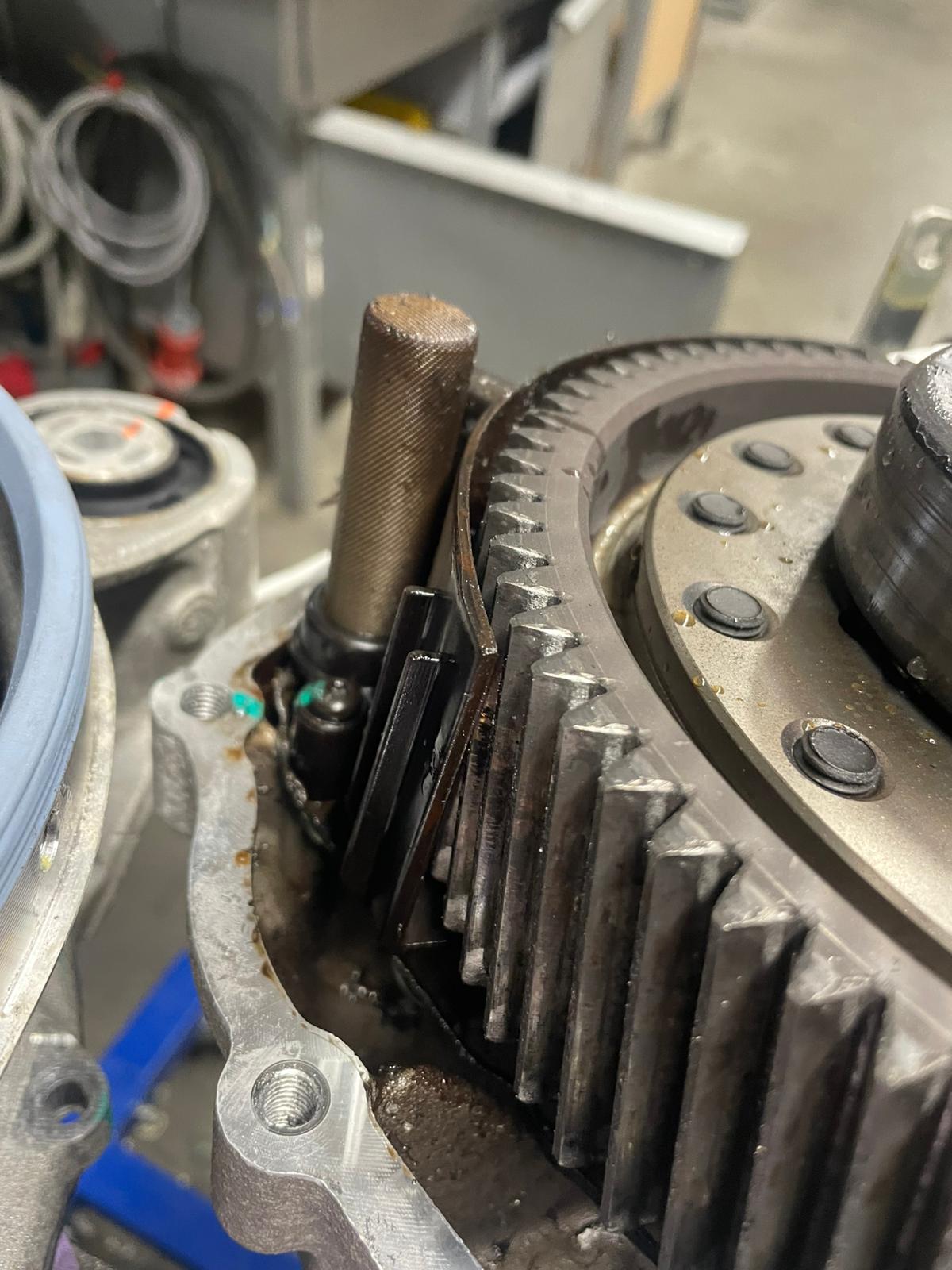Zerstörte Schrägverzahnung im Getriebe der Mercedes B250e Drive Unit